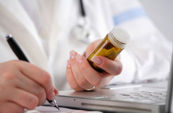 Der Arzt verschreibt Medikamente gegen Prostatitis